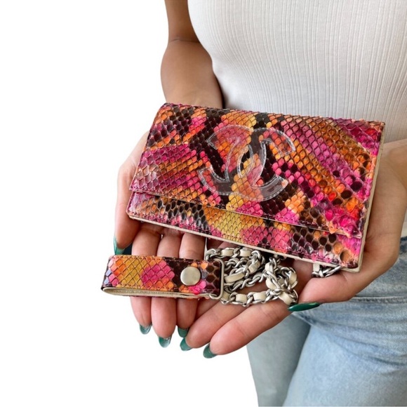 CHANEL Vintage CC Logo Chain Wallet Snap Button
Pink Orange Leather - Picture 3 of 15